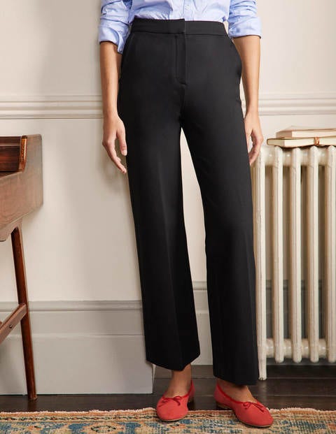 Female Travelers Love Ponte Pants. Find Out Why!